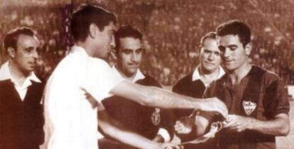 Quincoces y Camarasa intercambian banderines en el Valencia-Levante de 1963, en Mestalla.