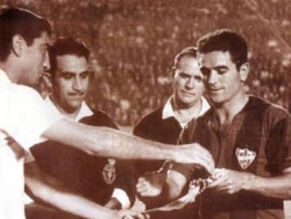 Quincoces y Camarasa intercambian banderines en el Valencia-Levante de 1963, en Mestalla.