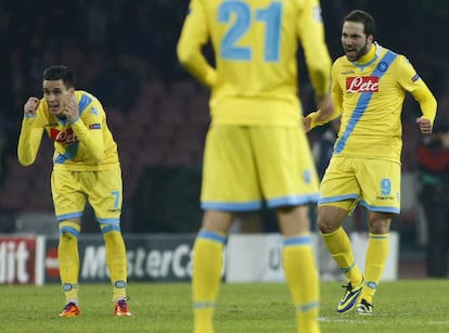 Callejón e Higuaín celebran el gol del español.