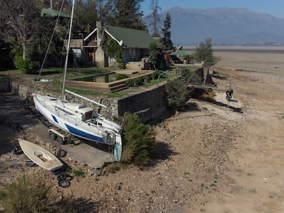 La Laguna Aculeo completamente seca, al sur de Santiago (Chile), en mayo de 2022.