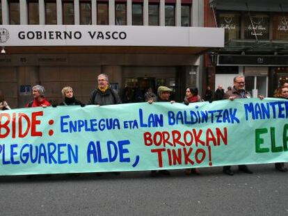 ELA se concentró la pasada semana frente a la sede del Gobierno en Bilbao