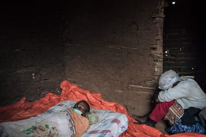 Una mujer llora a un familiar asesinado durante un ataque del grupo rebelde Insurgencia de las Fuerzas Democráticas Aliadas, en Halungupa (República Democrática del Congo).