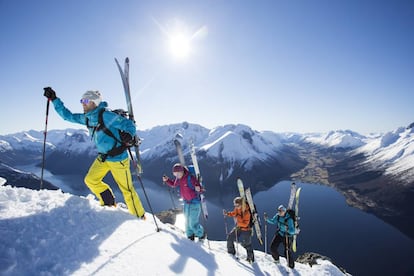 Esquí fuera de pista en los Alpes Noruegos de Sunnmøre.