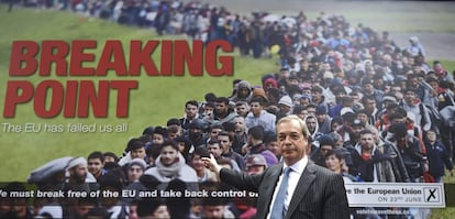 Farage este jueves con el polémico cartel que recuerda a propaganda nazi.