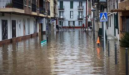 El Gobierno Vasco ha hecho un llamamiento a mantener la alerta y la tensión ante el temporal de lluvias en Euskadi. En la imagen, el barrio Behobia de Irún (Gipuzkoa).