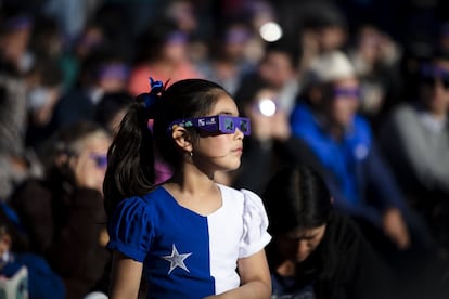 Unos trescientos vecinos del pequeño caserío Punta Colorada, en la región de Coquimbo, con gritos y aplausos han recibido el eclipse de sol número 15 que se produce en el país desde la independencia en 1810.