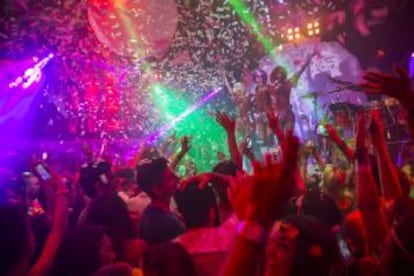 Fiesta 'flower power' en la discoteca Pachá de Ibiza (Islas Baleares).