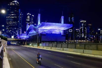 Un motorista recorra este viernes las calles vacas de Tel Aviv por la celebracin del Yom Kipur.