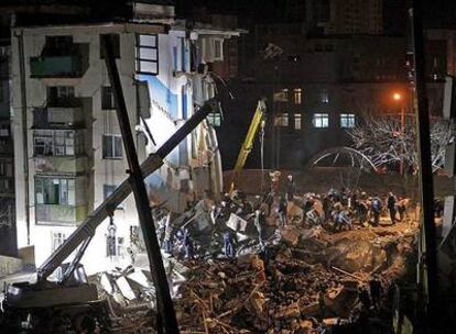 Equipos de rescate trabajaban anoche entre los escombros del edificio, en el centro de Yevpatria.
