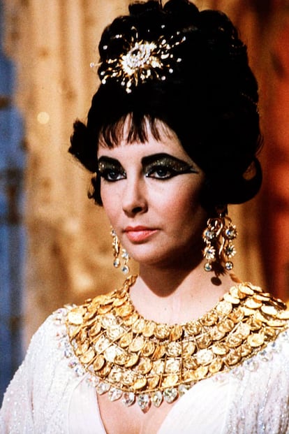 No puede faltar en esta lista Cleopatra, llevada al cine por Elizabeth Taylor. La reina de Egipto ya utilizaba el Khol con el que hoy nos pintamos los ojos.