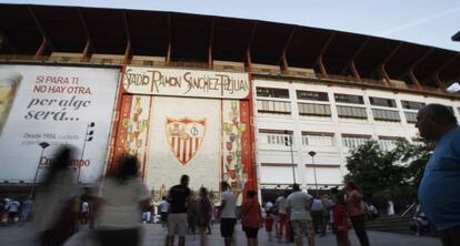 Aficionados a las puertas del estadio del Sevilla FC.
