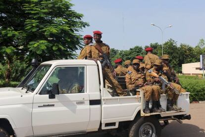 Soldados leales al Gobierno de Burkina Faso, cerca del aeropuerto de Ouagadougou.