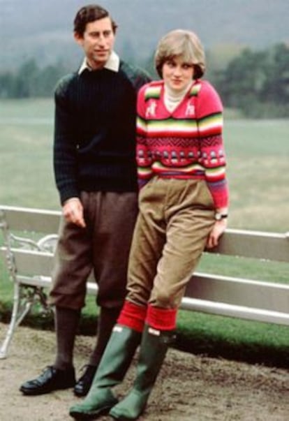 El príncipe Carlos, junto a Lady Di, que calza unas Hunter.