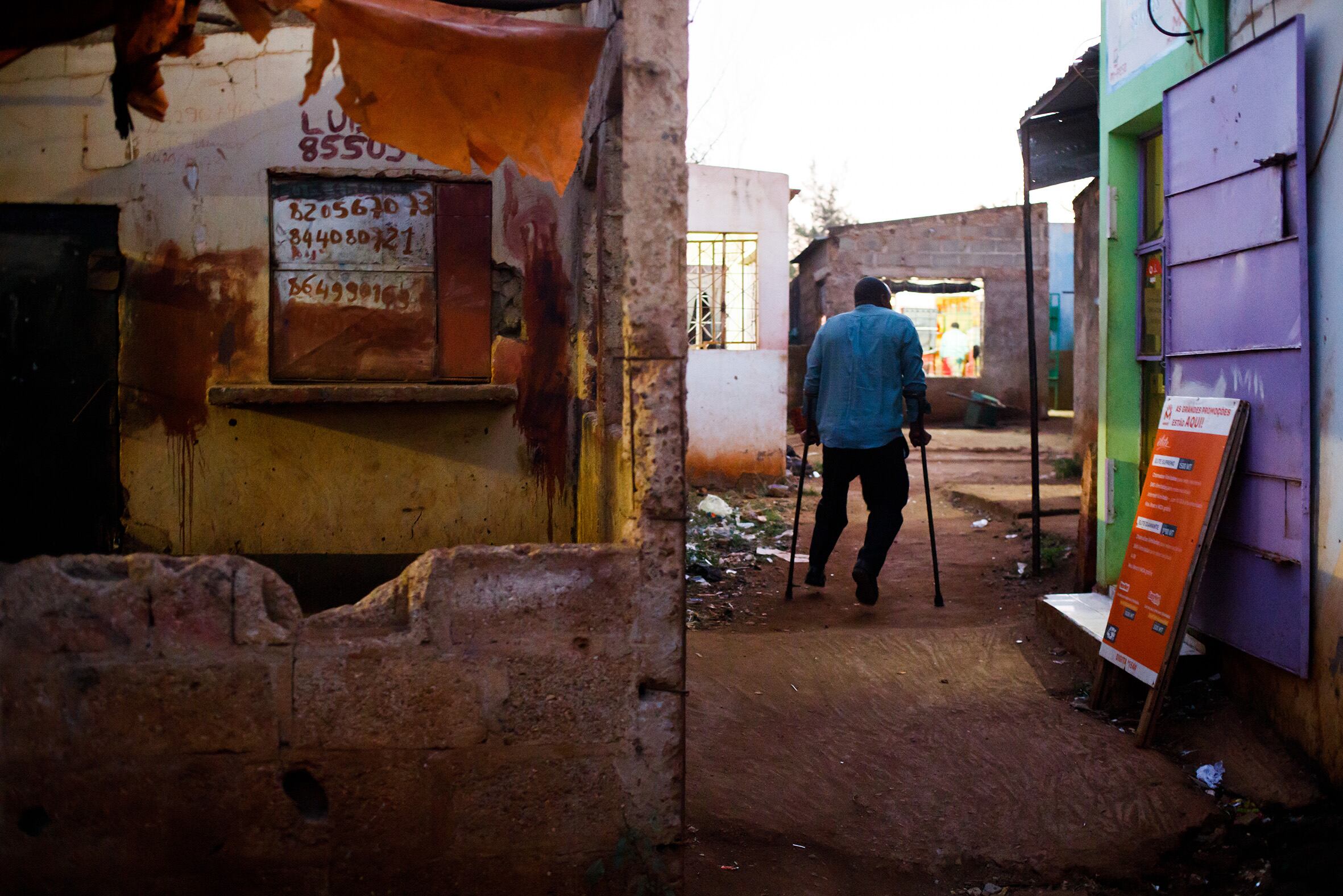 Manuel Joâo camina con sus muletas por el centro de Massaca, localidad en el sur de Mozambique.