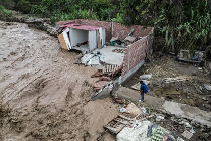 El torrentoso curso de un río ya ha derribado por completo una casa que estaba cerca de sus orillas. Es peligroso ponerse allí, pero para los más pobres a veces no hay alternativa.