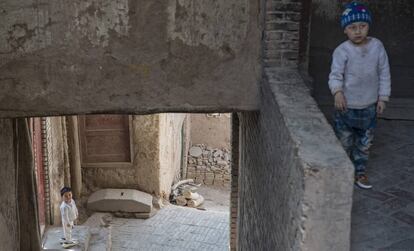 Niños en la zona pendiente de rehabilitar del casco antiguo de Kashgar.