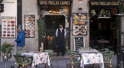 Un camarero, en un restaurante de Madrid.