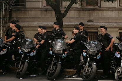 Policías de motocicleta desplegados en la ruta de la movilización.