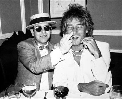 Elton John y Rod Stewart juntos en una fiesta, antes de discutir sobre cuestiones fiscales.