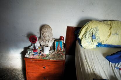 Detalle del dormitorio de una casa particular, donde llama la atención el busto de Camarón de la Isla, un icono para muchos habitantes de La Chanca.