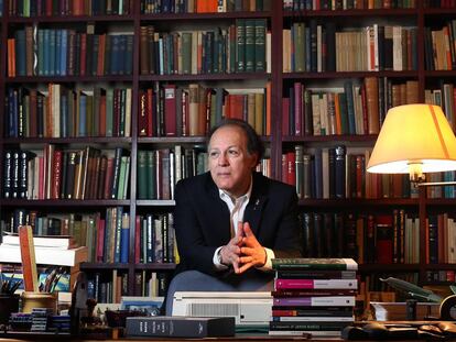 Javier Marías: “Con 17 años cantaba a Dylan con guitarra en las terrazas de París”