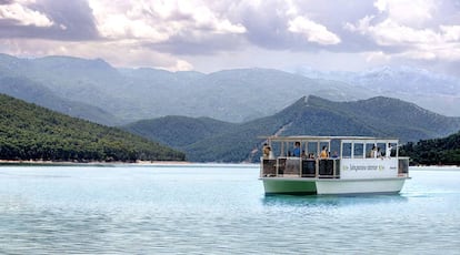 Solar-powered boat in the reservoir of El Tranco, Jaén.