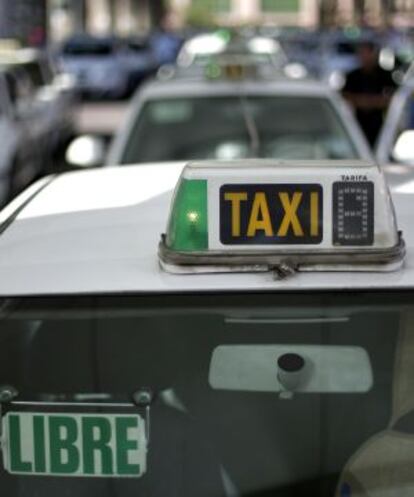 Fila de taxis para recoger clientes en la estación de Atocha.