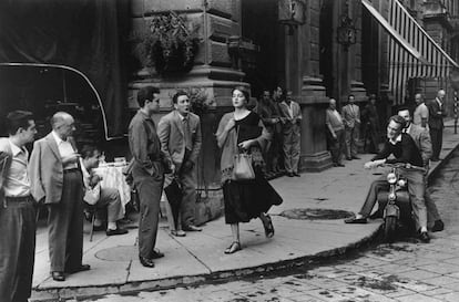 Una estudiante de Arte estadounidense, en Florencia (Italia) en 1951. La fotografía la tomó otra mujer: Ruth Orkin. 