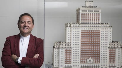 Trinitario Casanova, fundador del grupo Baraka, posa junto a la maqueta del Edificio España en sus oficinas de La Moraleja.