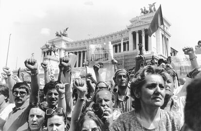 Ciudadanos en la Plaza Venecia de Roma el día del funeral de Enrico Berlinguer.