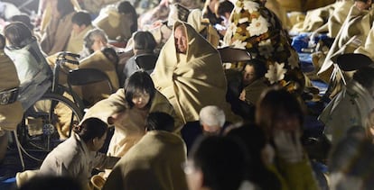 Terremoto Japón. Un grupo de japoneses permanece a la intemperie, tras el terremoto de abril de 2016.