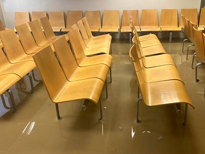 Estado que presentaban la tarde del jueves las urgencias delhospital de Las Paz, inundadas por una rotura en una tubería.