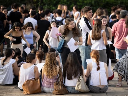 Estudiantes a la espera de examinarse de la Selectividad, en junio en la Universidad de Barcelona.