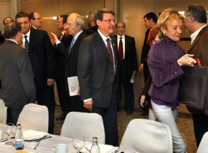 María Teresa Fernández de la Vega y Jordi Sevilla, en un desayuno de trabajo con los empresarios de AVE, en marzo pasado.