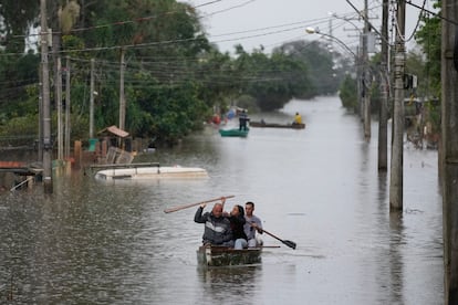 Residentes recorren el área inundada después de fuertes lluvias en Canoas, estado de Rio Grande do Sul, Brasil, en mayo de 2024.