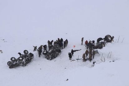 Miembros del servicio de emergencia cavan en la nieve alrededor de al menos tres vehículos volcados a causa de un alud, cerca de Bahcesehir (Turquía), el miércoles 5 de febrero.