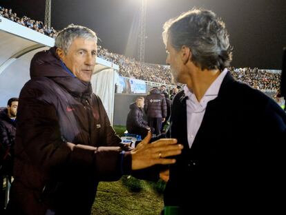 El entrenador del Ibiza, Pablo Alfaro (a la derecha), saluda a Quique Setién del Barcelona, antes del partido.