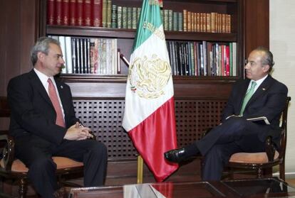 El presidente de M&eacute;xico, Felipe Calder&oacute;n, con el relator especial de la Comisi&oacute;n Interamericana de Derechos Humanos (CorteIDH), el colombiano Rodrigo Escobar Gil.