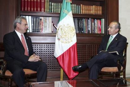 El presidente de México, Felipe Calderón, con el relator especial de la Comisión Interamericana de Derechos Humanos (CorteIDH), el colombiano Rodrigo Escobar Gil.