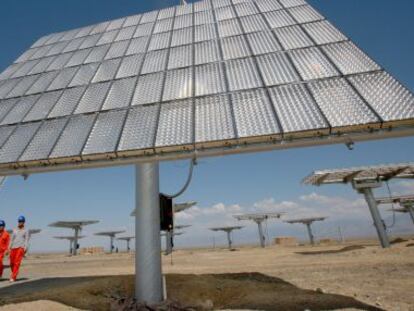 Trabajadores chinos instalan paneles solares en la regi&oacute;n de Xinjiang