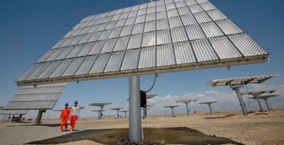 Trabajadores chinos instalan paneles solares en la regi&oacute;n de Xinjiang
