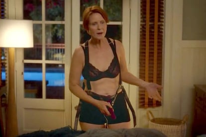 La actriz Cynthia Nixon en 'And Just Like That...' en una escena en la que trata de usar un arnés.
