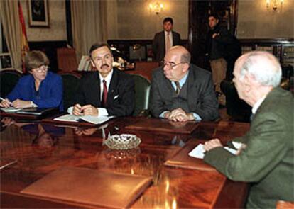 Jimmy Gurulé (segundo por la izquierda), en la reunión con Jesús Cardenal (derecha) y Eduardo Fungairiño.