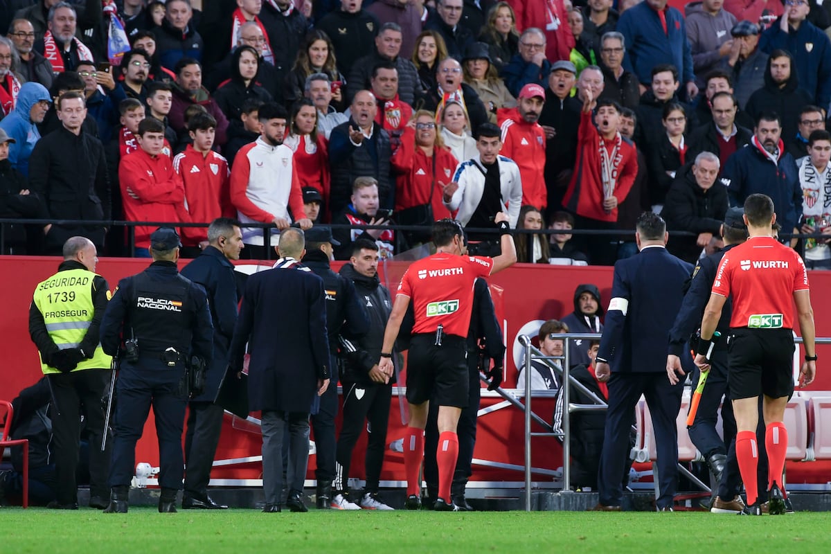 El Sevilla, sancionado a la clausura parcial del estadio Sánchez Pizjuán por los incidentes en el derbi ante el Betis