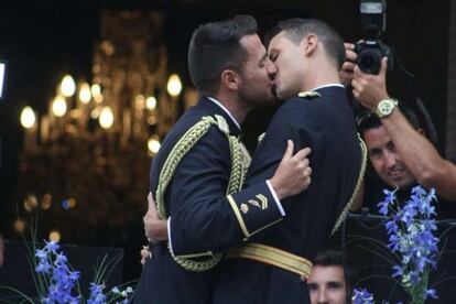 Los novios se besan tras la ceremonia.