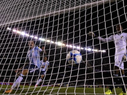 El gol en contra de Rolf Feltscher que lleg&oacute; luego de 309 minutos de sequ&iacute;a.