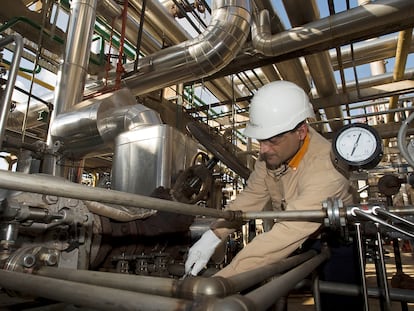 Un trabajador de la refinería de Repsol en Cartagena (Murcia), en junio.