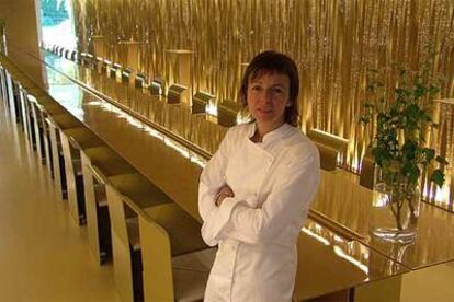 Fina Puigdevall, en Les Cols, Olot. La sala fue portada del libro de Bethan Ryder <b>'Los restaurantes más bellos </b>
del mundo'.