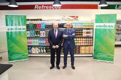 Antonio Robles, presidente de Coviran, y Rafel Cortés, su director general, antes de la presentación de resultados de la cooperativa.