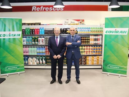 Antonio Robles, presidente de Coviran, y Rafel Cortés, su director general, antes de la presentación de resultados de la cooperativa.